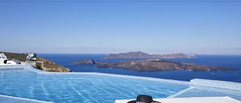Ein Pool mit Blick auf das Meer und Inseln.