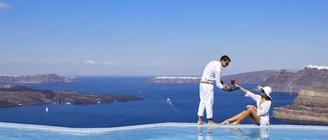 Una piscina al aire libre de temporada, camas de piscina gratis