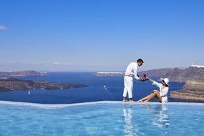 Seasonal outdoor pool, open 10:00 AM to 6:00 PM, free cabanas - Suites of the Gods Cave Spa (Santorini)