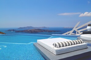 Seasonal outdoor pool, open 10:00 AM to 6:00 PM, free cabanas - Suites of the Gods Cave Spa (Santorini)