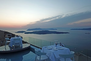 Se sirven desayunos, almuerzos y cenas; cocina griega; con vista al mar