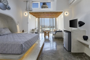 Cave Suite outdoor private pool, Caldera View | Sängtillbehör av högsta kvalitet och värdeförvaringsskåp på rummet