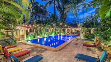 2 outdoor pools, pool loungers