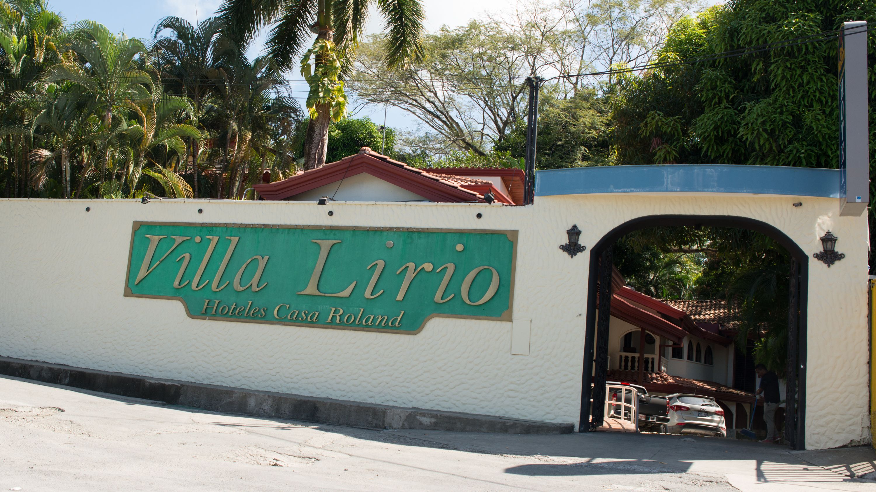 Segnaletica per Villa Lurio, che indica un hotel dotato di una Casa Rotonda.