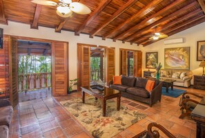 套房 | 高档床上用品、迷你吧、客房内保险箱、办公桌