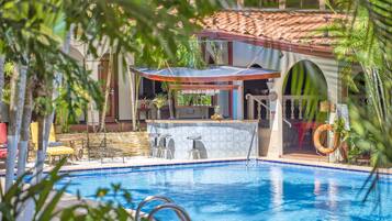 2 室外游泳池,日光浴躺椅