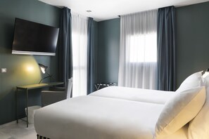 Habitación doble estándar | Caja de seguridad en la habitación, escritorio y cortinas blackout