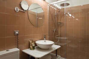 Een douche, gratis toiletartikelen, een haardroger, handdoeken