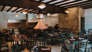 2 restaurantes; se sirven desayunos, comidas y cenas