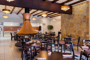 2 restaurantes; se sirven desayunos, comidas y cenas