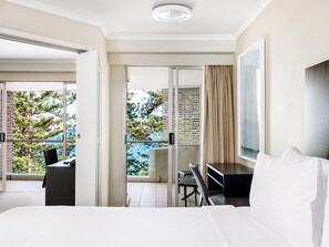 Căn hộ Deluxe, 1 phòng ngủ, quang cảnh cảng | Khu phòng khách | TV LED 0-inch có truyền hình cáp, TV, đầu đĩa DVD 