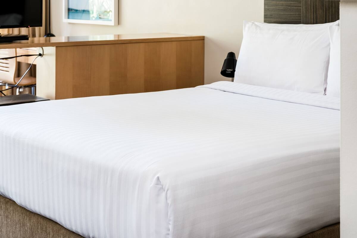 Deluxe Studio | Premium bedding, pillowtop beds, in-room safe, desk