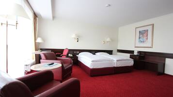 Habitación estándar con 1 cama matrimonial o 2 individuales | Ropa de cama de alta calidad y caja de seguridad en la habitación