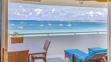 In-room safe, laptop workspace, blackout drapes, iron/ironing board