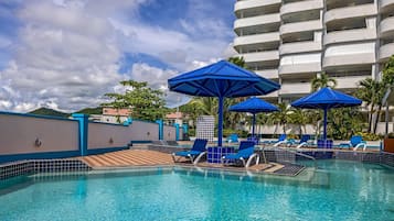 Alberca al aire libre, acceso de 06:30 a 18:30, y camastros