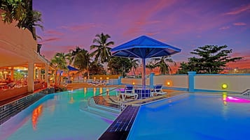 Piscine extérieure, chaises longues