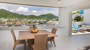 Caja de seguridad en la habitación y espacio para trabajar con laptop