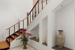 Penthouse Suite, 2 Kings 1 Queen | Cofres nos quartos, espaço de trabalho para notebook, cortinas blackout