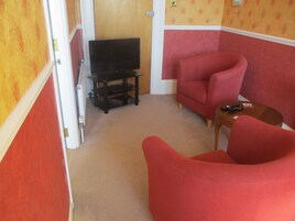 Quarto casal (Double Room With Extra Seating) | Área de estar | TV, DVD player