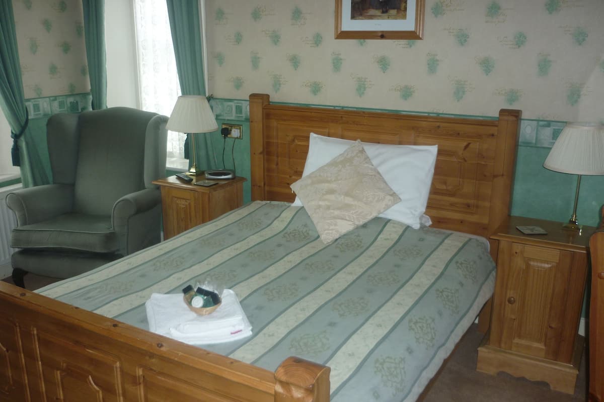 Ropa de cama hipoalergénica, escritorio y tabla de planchar con plancha