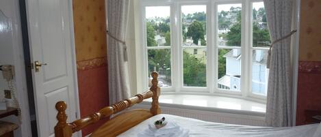 Hypo-allergenic bedding, desk, iron/ironing board, free WiFi