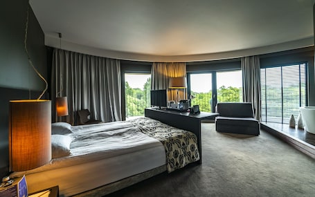 Cubrecamas, minibar y caja de seguridad en la habitación . Hotel mOdus