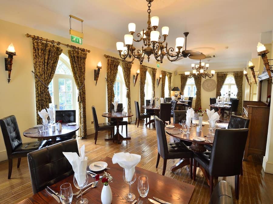 Frokost, lunsj og middag serveres, utsikt mot hagen