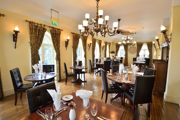 Breakfast, lunch, dinner served; garden views - Angmering Manor (Littlehampton)