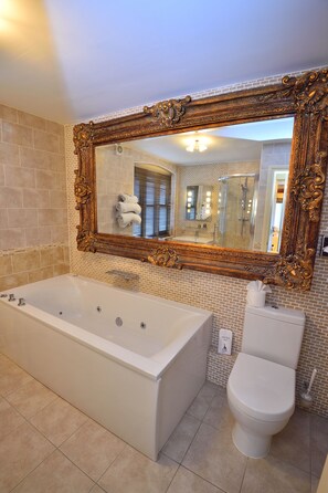 Kamer | Badkamer | Een bad/douchecombinatie, gratis toiletartikelen, een haardroger