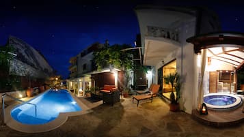 Una piscina al aire libre, sombrillas