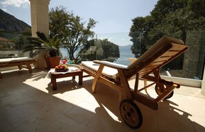 Superior-Suite, Balkon, Meerblick | Minibar, Zimmersafe, Schreibtisch, Bügeleisen/Bügelbrett