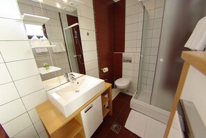 Dusche, kostenlose Toilettenartikel, Haartrockner, Bademäntel