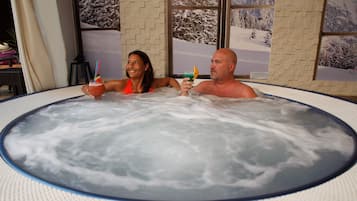 Body treatments, massage/treatment rooms, massages