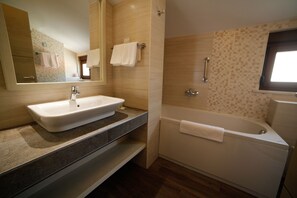 Douche, articles de toilette gratuits, sèche-cheveux, peignoirs