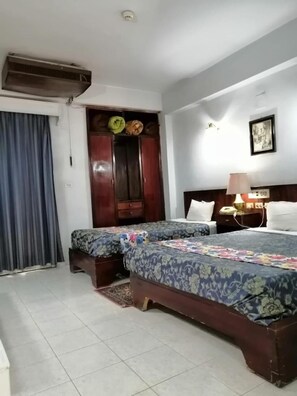Frigobar, cofres nos quartos