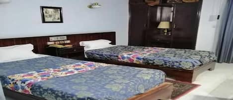 Minibar, in-room safe