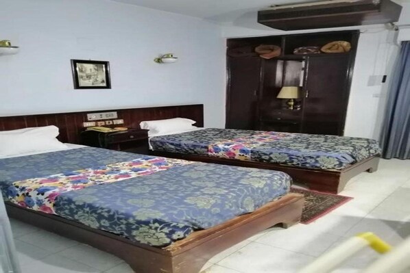 Minibar, in-room safe - New Windsor Hotel (Luxor)