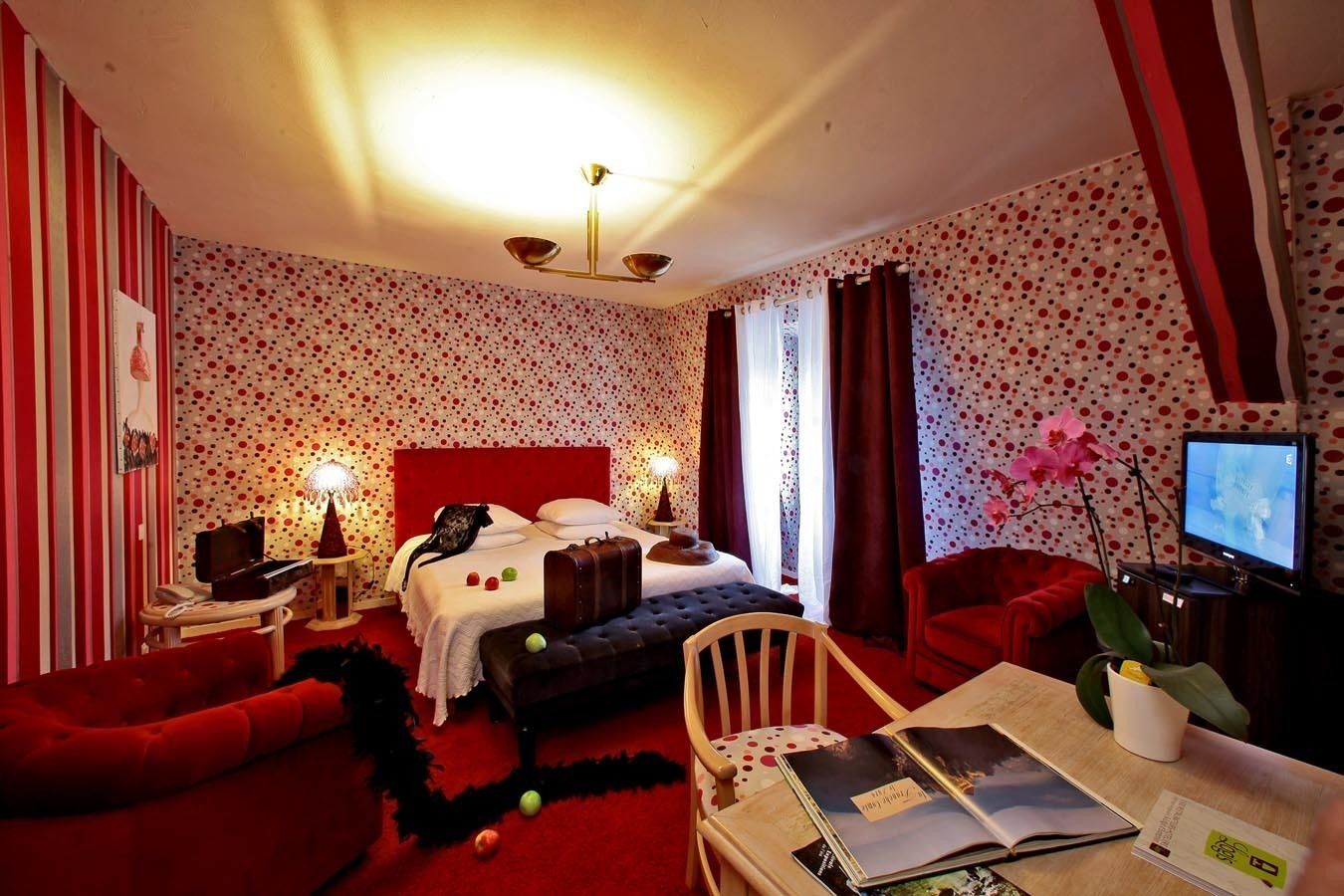 1 bedroom, desk, soundproofing, free cots/infant beds