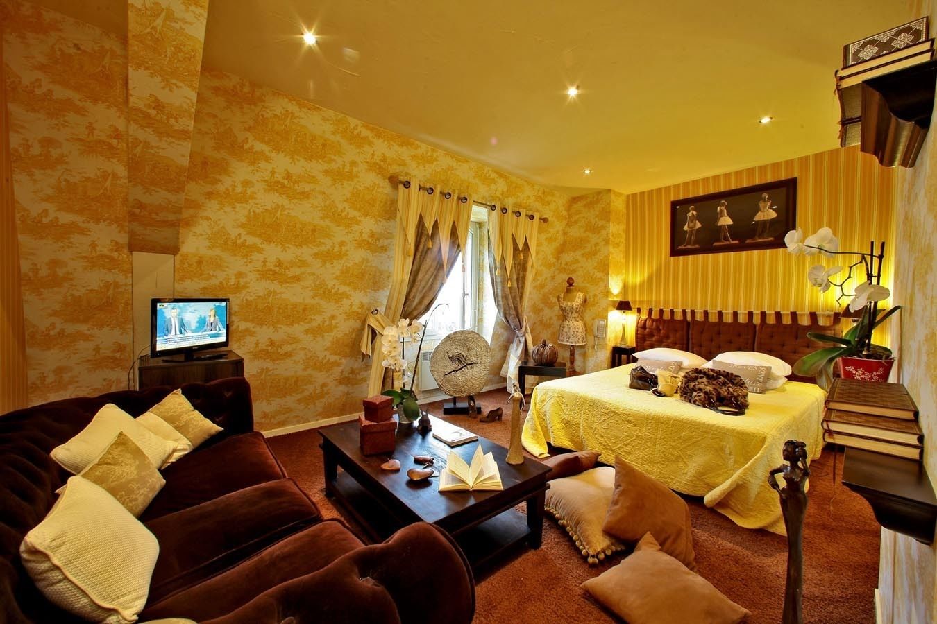 1 bedroom, desk, soundproofing, free cots/infant beds