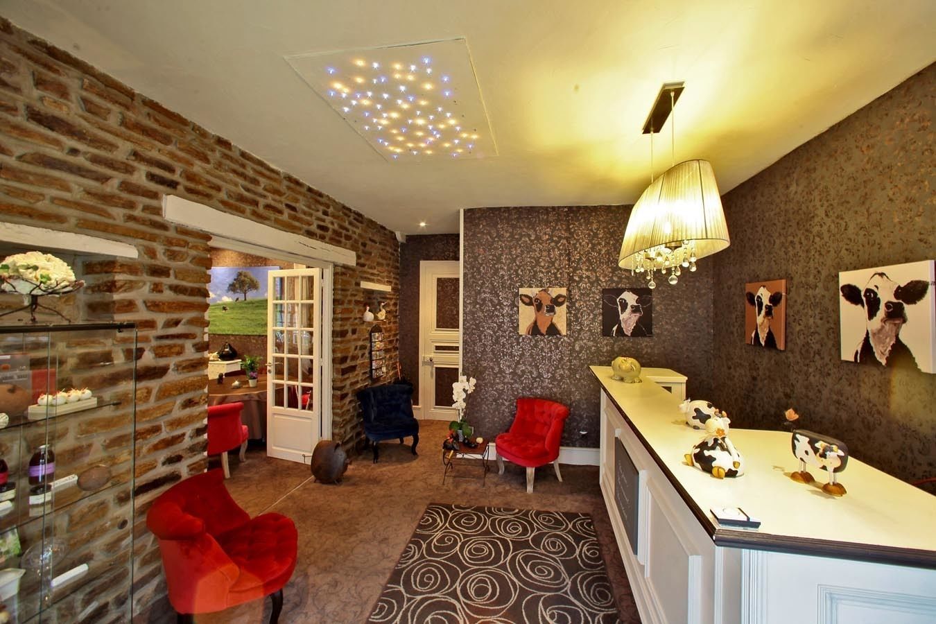 1 bedroom, desk, soundproofing, free cots/infant beds