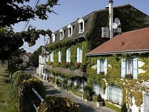 Front of property - Hostellerie Saint Jacques (Saint-Saud-Lacoussiere)