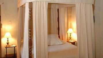 Suite (King Charles IX) | Individually decorated, individually furnished, soundproofing