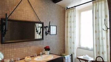 Shower, free toiletries, hair dryer, towels