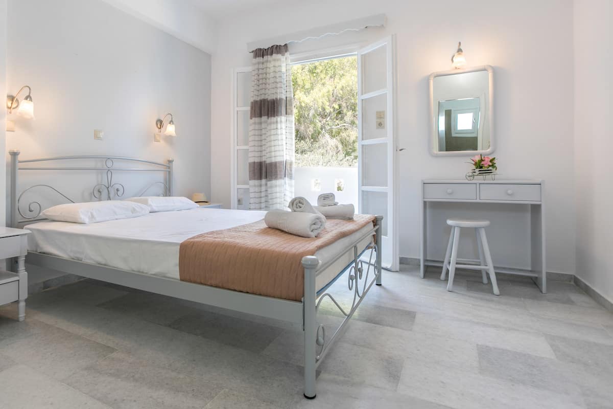 Double Room | In-room safe, soundproofing, free WiFi, bed sheets