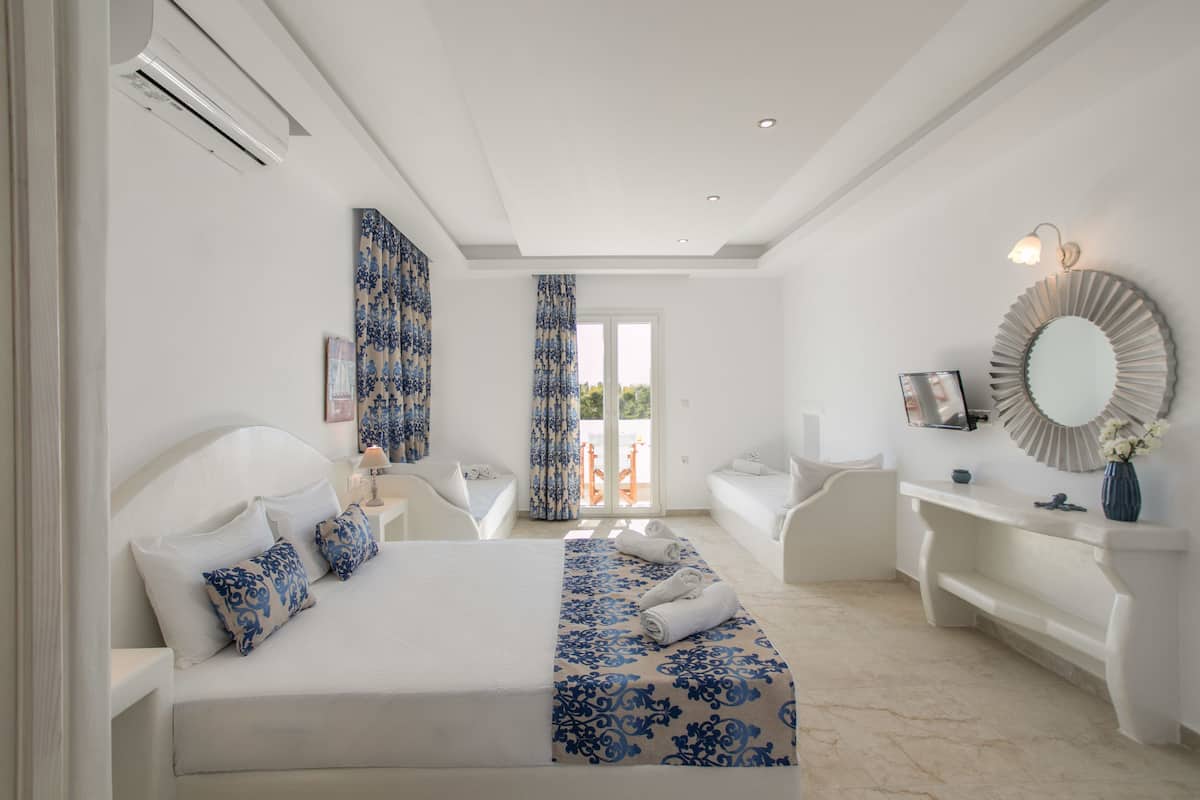 Studio (4 Adults) | In-room safe, soundproofing, free WiFi, bed sheets