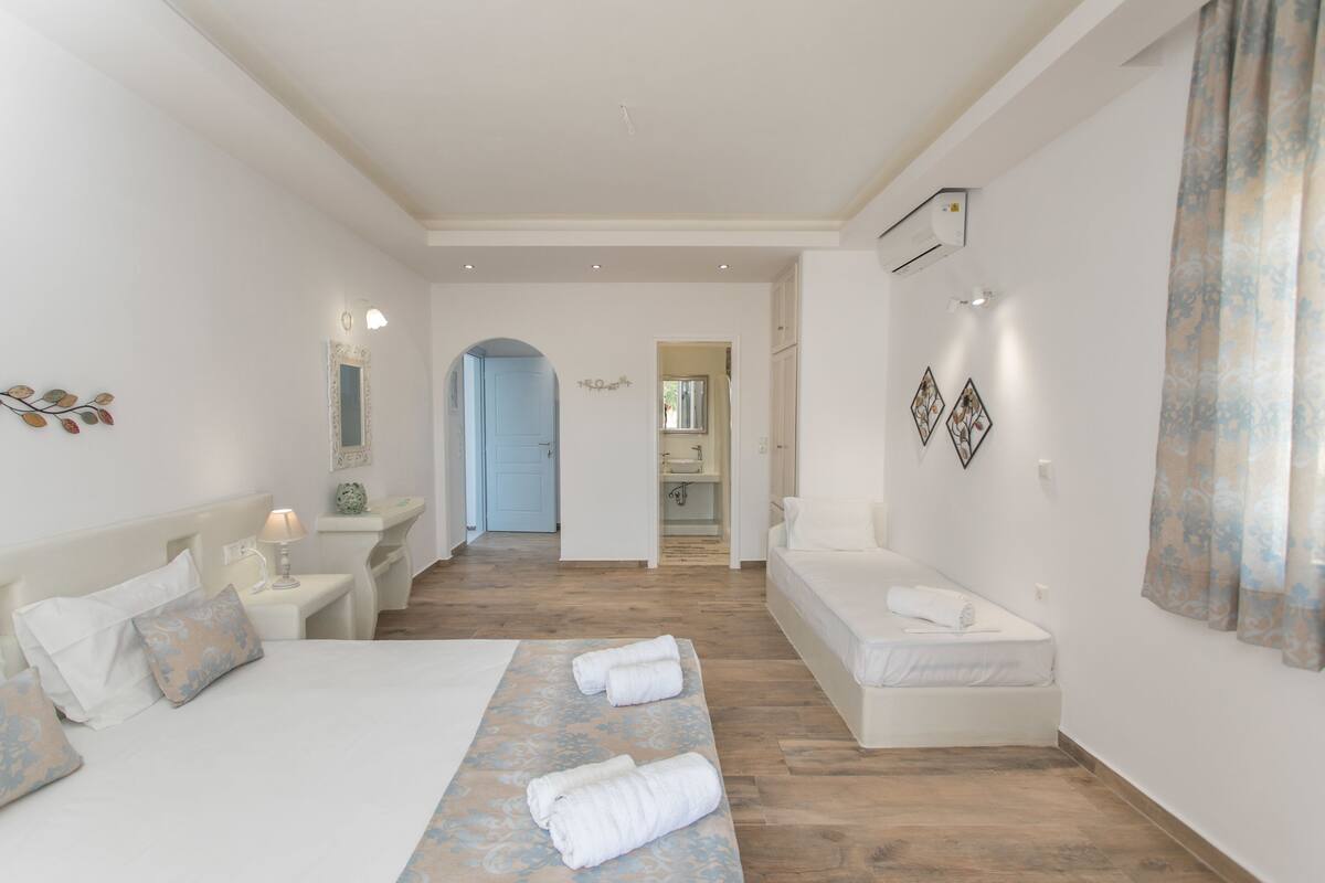 Studio (3 Adults) | In-room safe, soundproofing, free WiFi, bed sheets