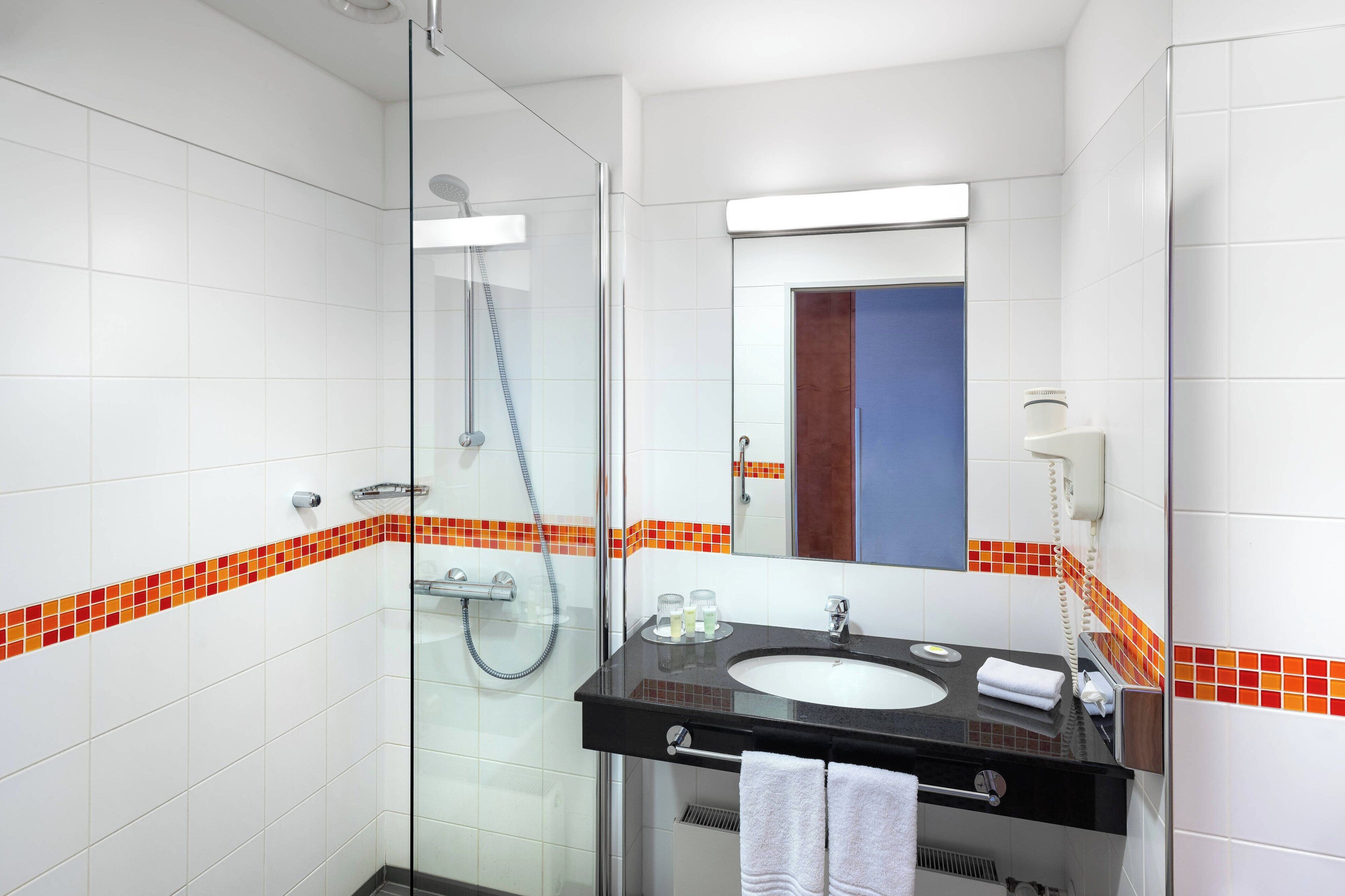 シャワー、ヘアドライヤー、タオル