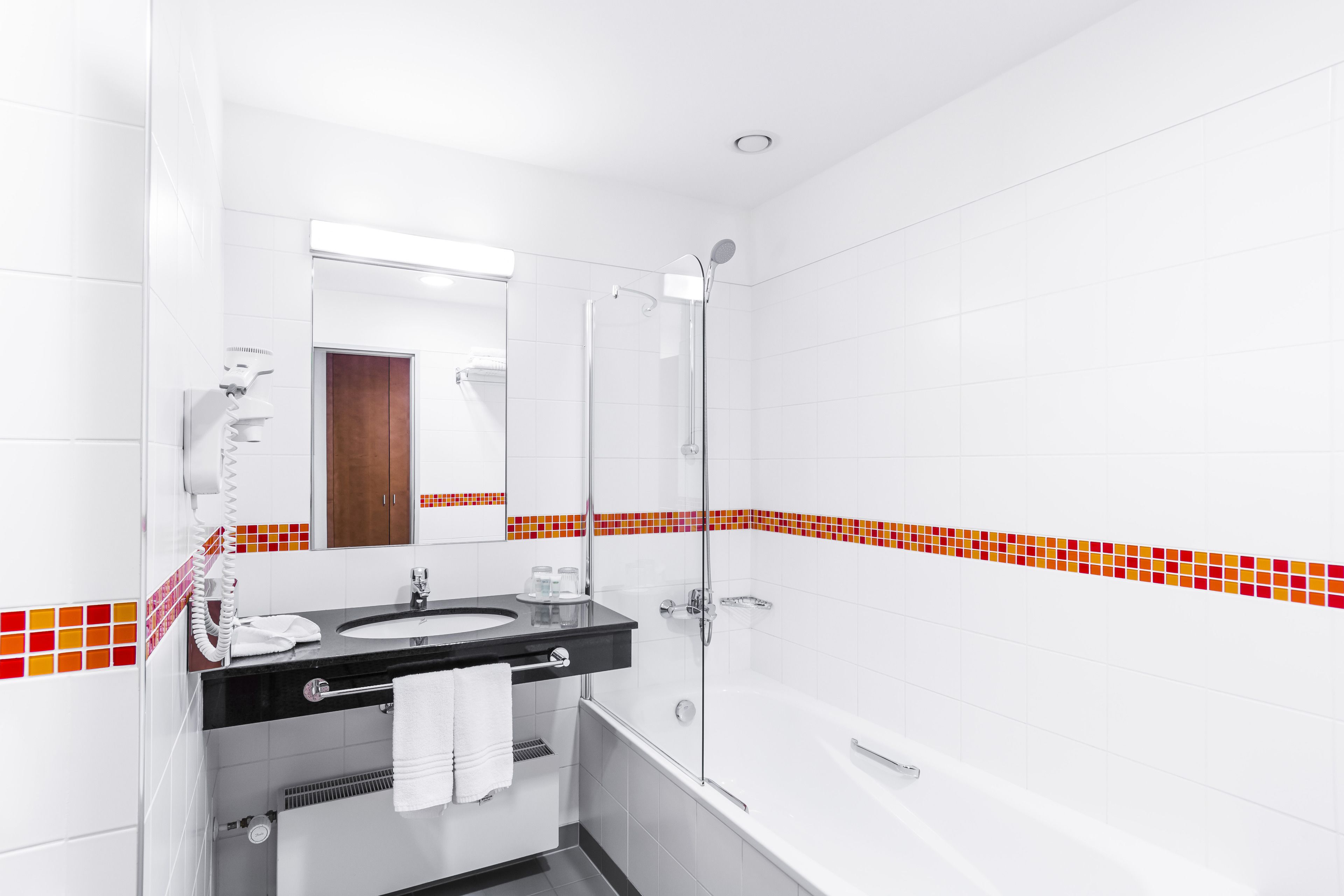 客房内保险箱、办公桌、笔记本电脑工作区、遮光窗帘