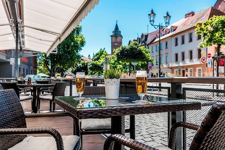 供应早餐、午餐和晚餐