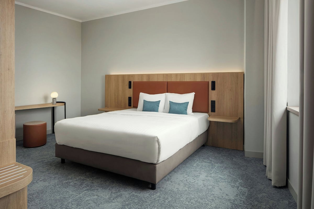 Junior Suite, 1 Bedroom | In-room safe, desk, laptop workspace, blackout drapes